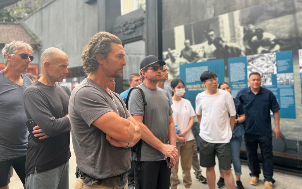 Matthew McConaughey cùng các thành viên trong đoàn tại khu di tích Nhà tù Hỏa Lò. (Ảnh: Ban quản lý khu di tích)