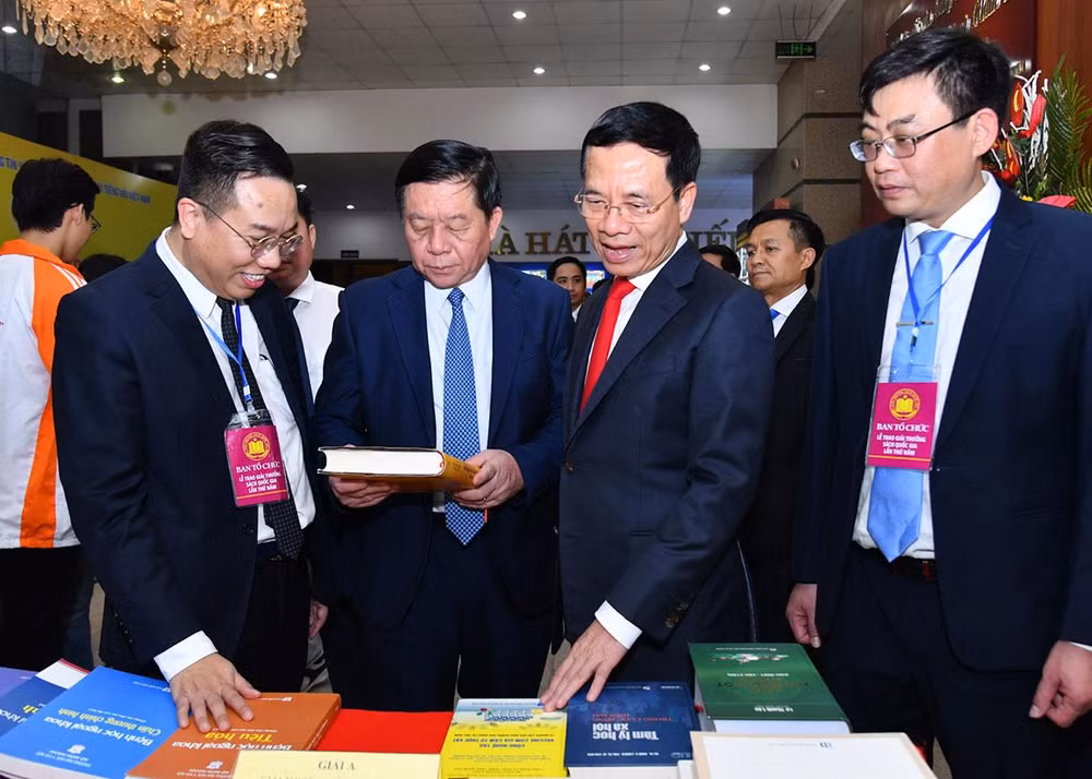 Các đại biểu tham quan gian trưng bày sách đoạt giải năm nay. (Ảnh: THỦY NGUYÊN)