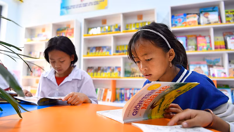 Những cuốn sách đầu tiên thu hút sự say mê của các em sau lễ khai trương.