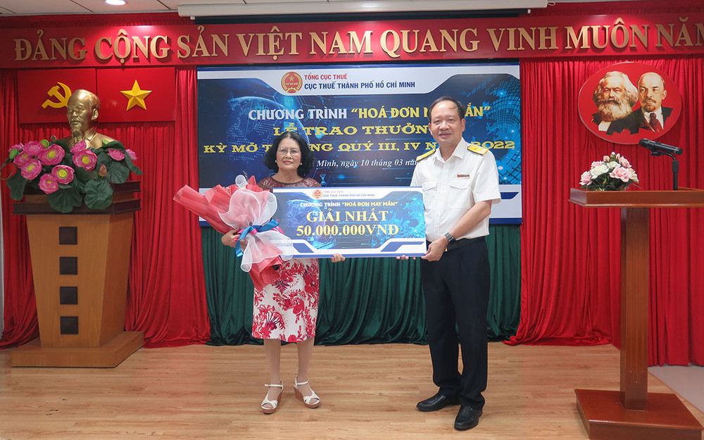 Trao thưởng cho người nhận giải nhất 50 triệu đồng trong kỳ trao thưởng “Hóa đơn may mắn” đợt 2.