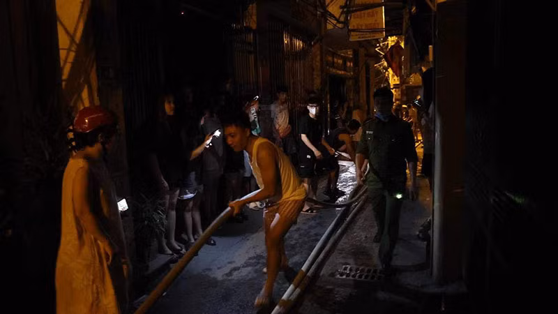 Người dân cũng tích cực tham gia chữa cháy.