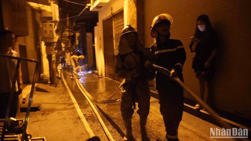 Lực lượng Phòng cháy, chữa cháy khẩn trương cứu hộ trong đêm. (Ảnh: THÀNH ĐẠT)