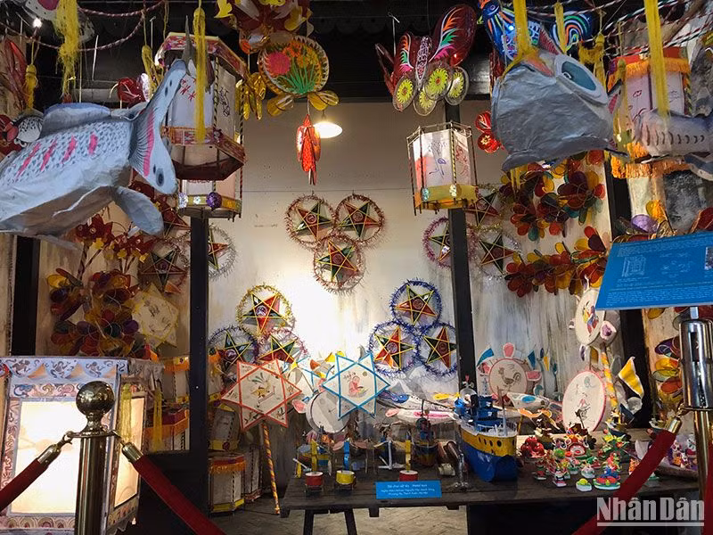 Trưng bày đồ chơi Trung thu truyền thống ở Hoàng thành Thăng Long.
