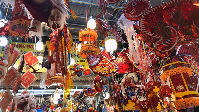 Các loại đèn truyền thống ở phố Hàng Mã, Hà Nội.