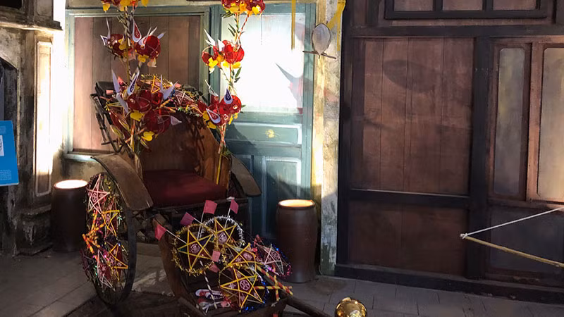 Trưng bày các loại đèn truyền thống ở Hoàng thành Thăng Long.