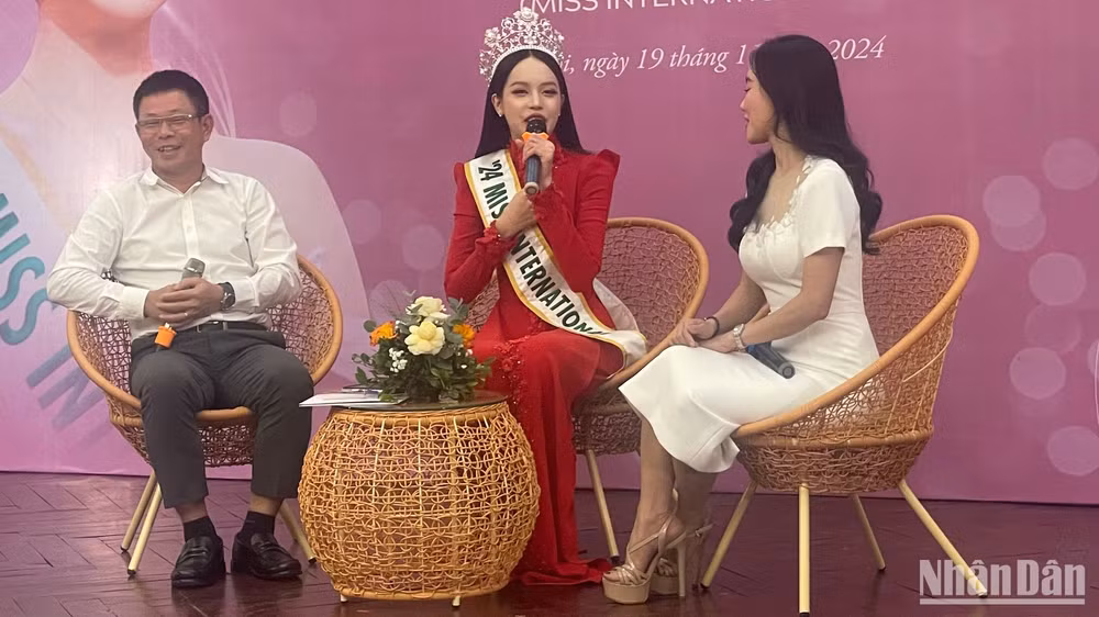 Tổng Biên tập Báo Tiền Phong Phùng Công Sưởng, Hoa hậu Thanh Thủy và Tổng Giám đốc Sen Vàng Phạm Kim Dung tại buổi giao lưu.