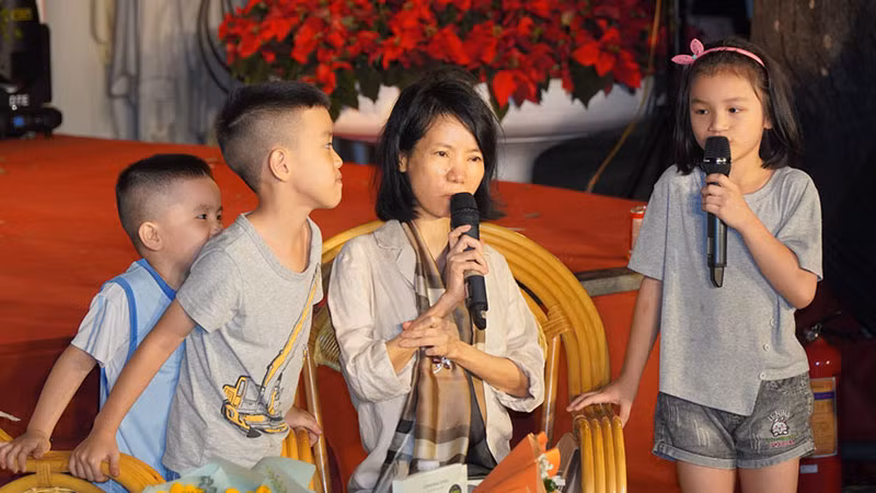 Dịch giả Bích Lan giao lưu cùng bạn đọc nhỏ tuổi. (Ảnh: NAM HUY)