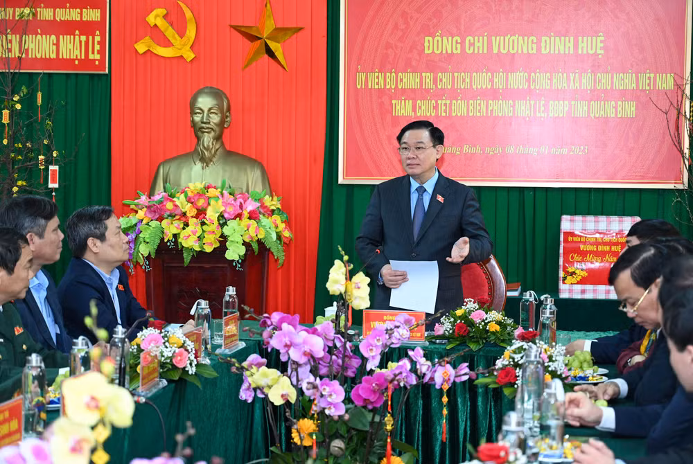 Chủ tịch Quốc hội Vương Đình Huệ phát biểu chúc Tết cán bộ, chiến sĩ Đồn Biên phòng Nhật Lệ.