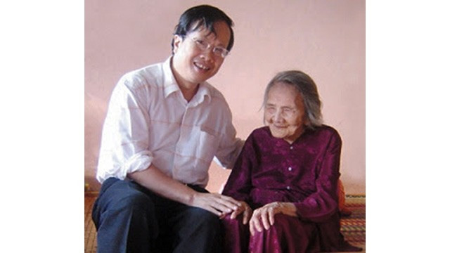Nhà điêu khắc Đinh Gia Thắng trong một lần đến thăm mẹ Thứ năm 2006.