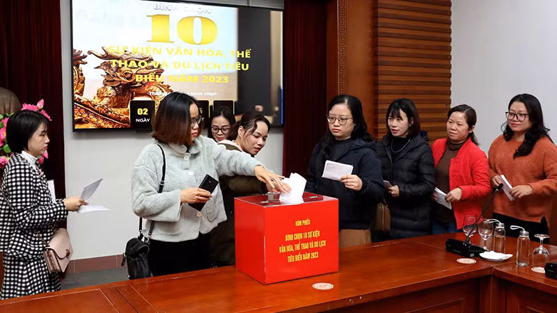 Các nhà báo bình chọn tại Bộ Văn hóa, Thể thao và Du lịch.