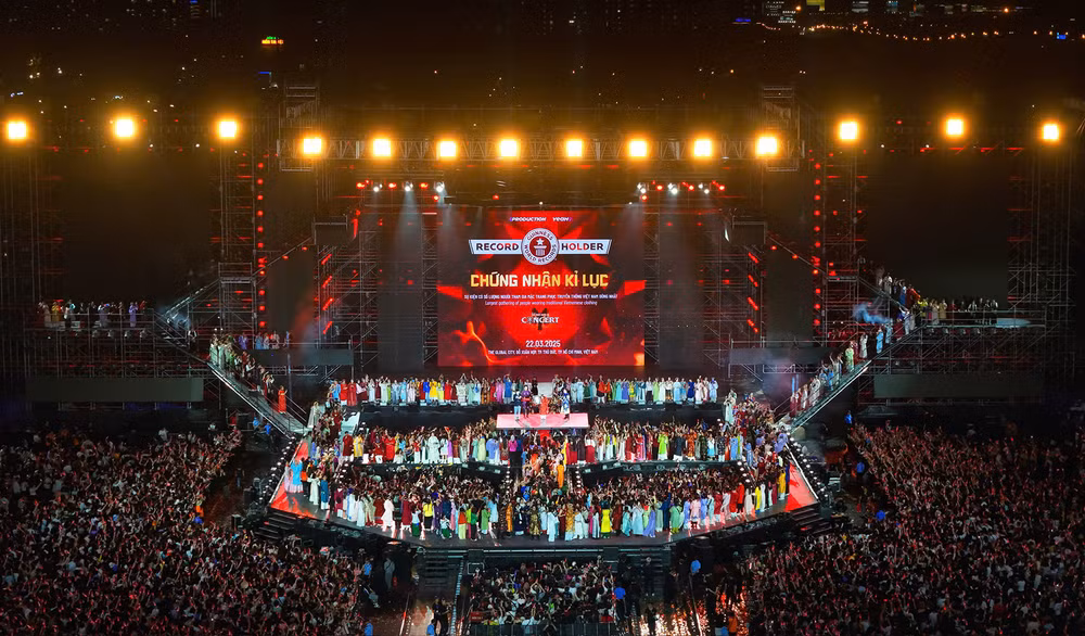 Khán giả mặc Việt phục lên sân khấu hát cùng các anh tài.