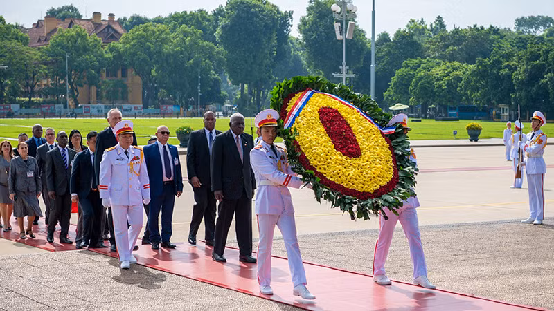 Sáng cùng ngày, Chủ tịch Quốc hội Cuba Esteban Lazo Hernandez và các đại biểu đến đặt vòng hoa và vào Lăng viếng Chủ tịch Hồ Chí Minh.