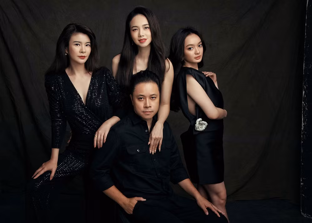 NSƯT Kim Oanh cùng đạo diễn Victor Vũ và các diễn viên Đinh Ngọc Diệp, Kaity Nguyễn.