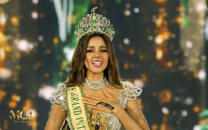 Luciana Fuster trong giây phút đăng quang. (Ảnh chụp màn hình)