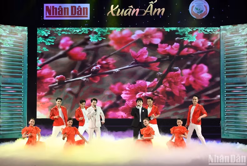 Một tiết mục trong chương trình “Xuân ấm 2023”. (Ảnh: THÀNH ĐẠT)