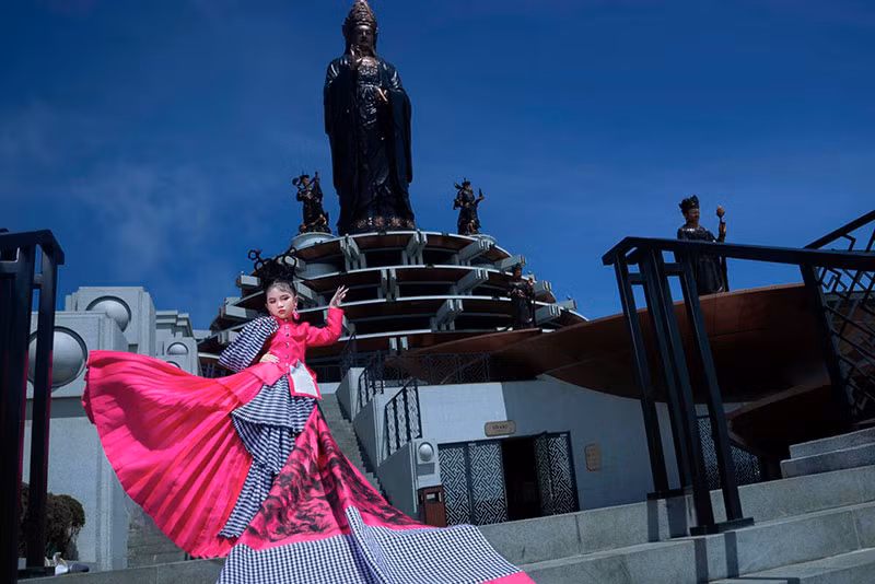 Chiếc váy dài 20m do mẫu nhí Nguyễn Ngọc Kiều Hân thể hiện.