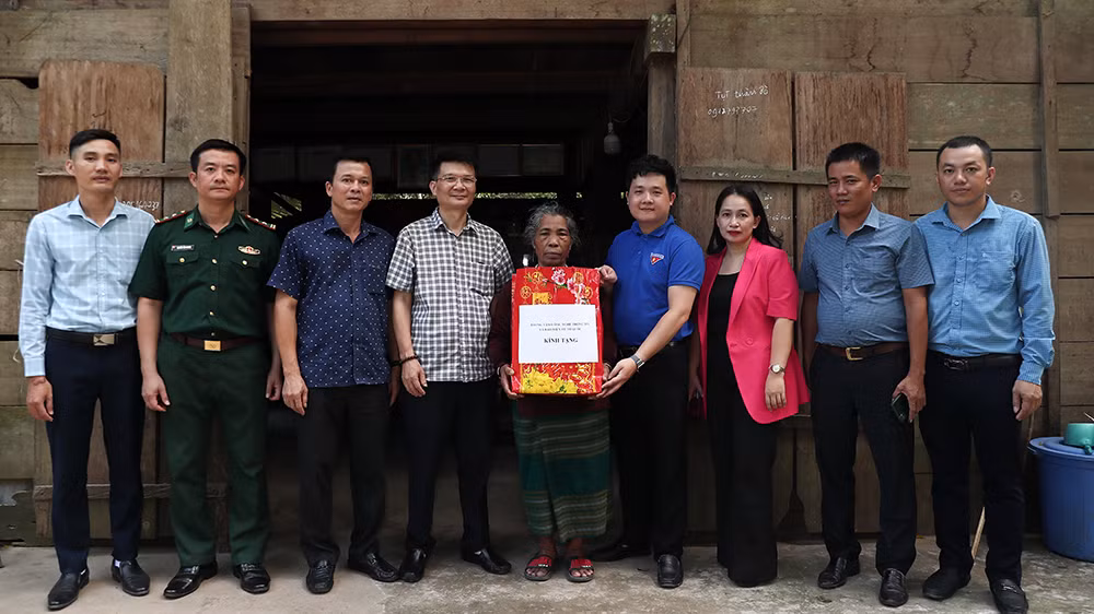 Tặng quà cho các hộ gia đình khó khăn của bản Trung Sơn.