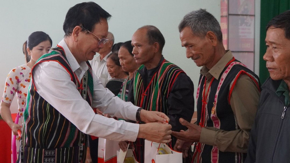 Đồng chí Ngô Thanh Danh, Bí thư Tỉnh ủy, Trưởng đoàn Đại biểu quốc hội tỉnh Đắk Nông tặng quà các gia đình tiêu biểu vùng đồng bào dân tộc thiểu số. 