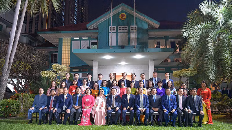Chủ tịch Quốc hội Vương Đình Huệ chụp ảnh lưu niệm cùng các cán bộ, nhân viên Đại sứ quán.