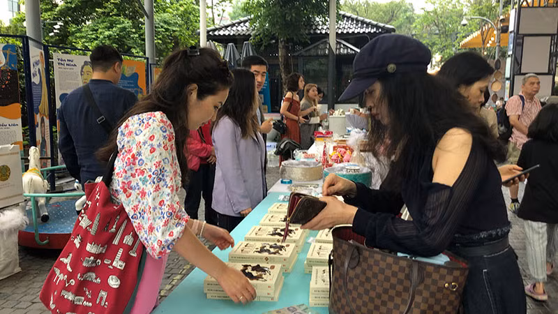 Bạn đọc tìm mua bộ sách "Dân du mục" tại Phố sách Hà Nội.