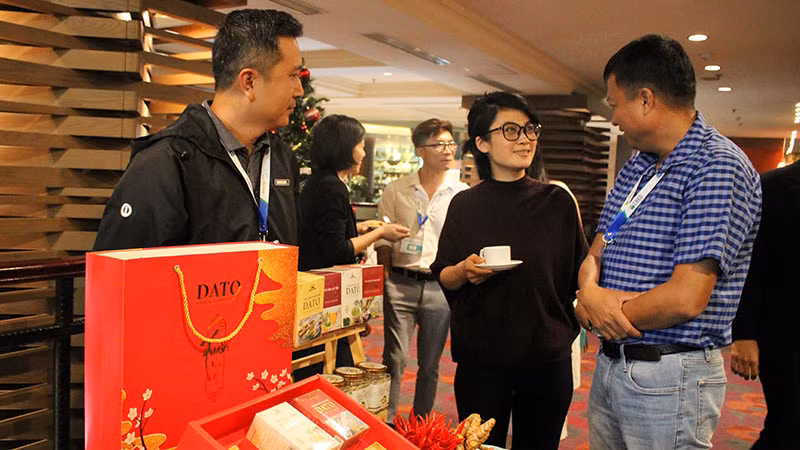 Các đại biểu trao đổi và giới thiệu sản phẩm tại Hội thảo.