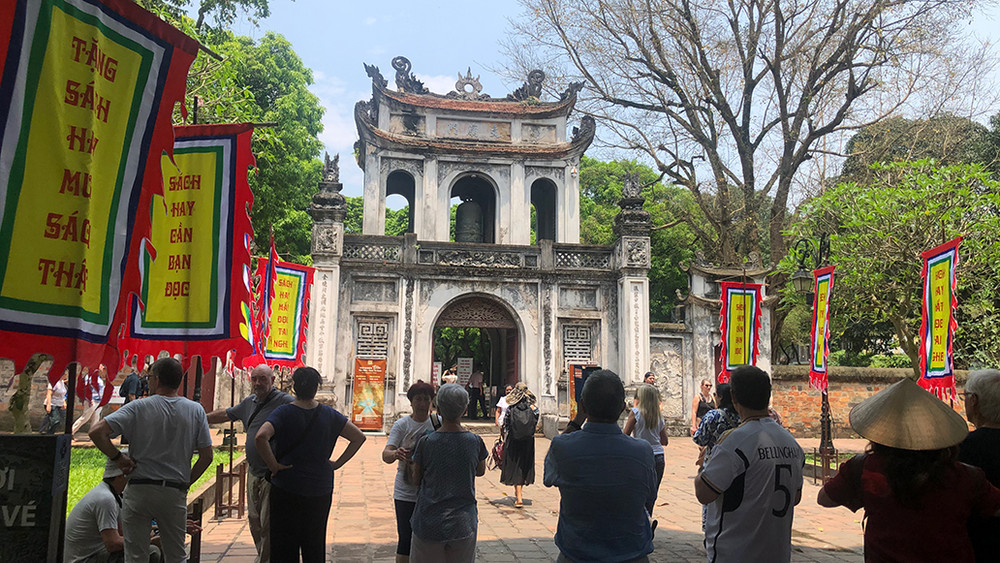 Du khách nước ngoài tham quan Văn Miếu, Hà Nội.