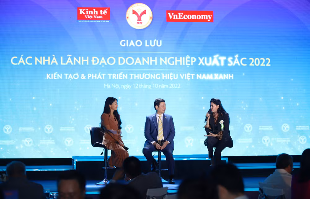 Các diễn giả doanh nhân trò chuyện tại chương trình.