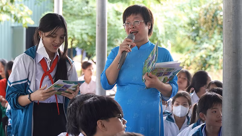 Giám đốc, Tổng Biên tập Nhà xuất bản Phụ nữ Việt Nam Khúc Thị Hoa Phượng chia sẻ về bộ sách. (Ảnh: Nhà xuất bản Phụ nữ Việt Nam)