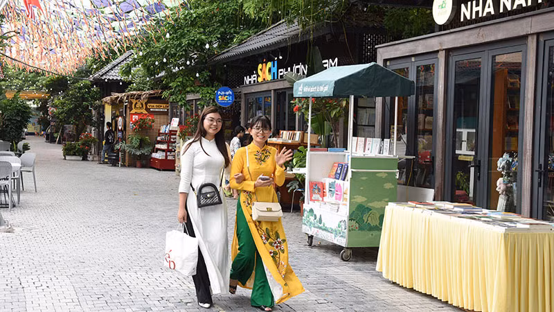 Phố sách 19/12 (Hoàn Kiếm, Hà Nội).