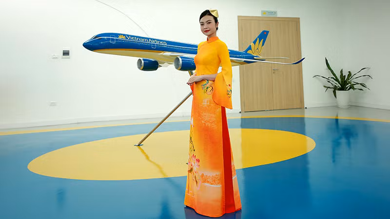 Bộ sưu tập còn được các cán bộ, nhân viên của Hãng Hàng không Vietnam AIrlines trình diễn.