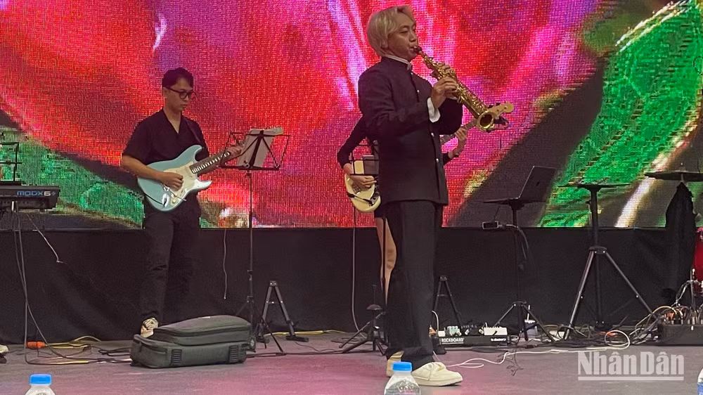 Bảo Anh cùng ban nhạc ngẫu hứng chơi trước buổi ra mắt album.