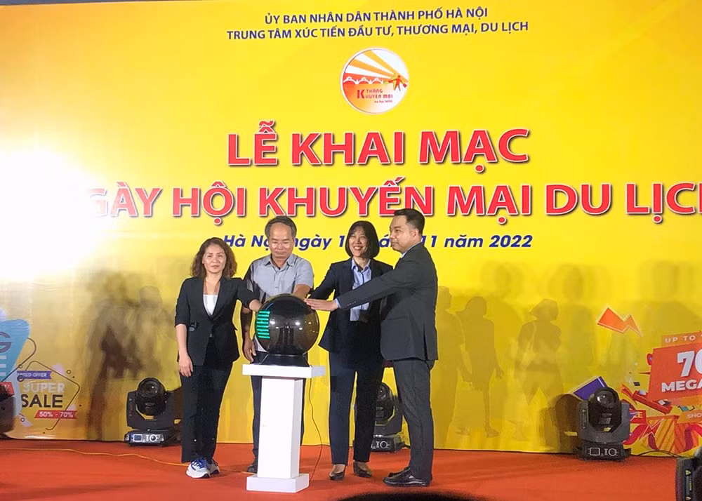 Các đại biểu thực hiện nghi thức khai mạc sự kiện.