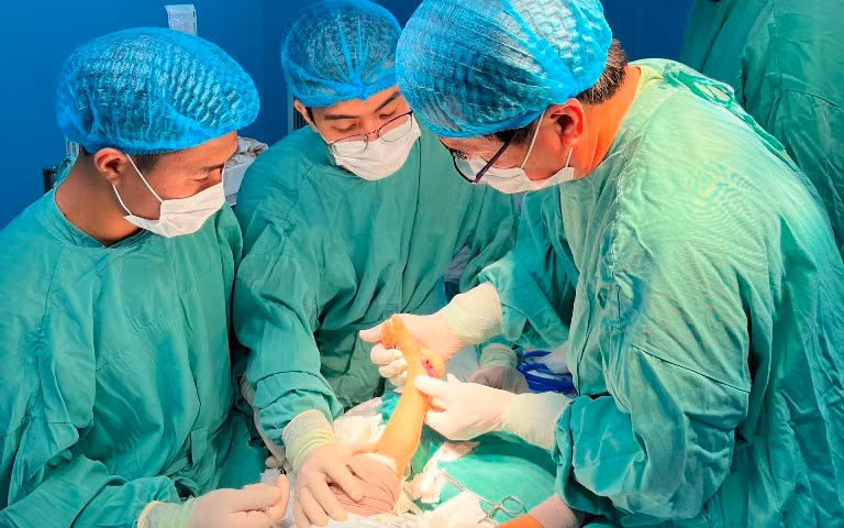 PGS, TS Nguyễn Văn Hỷ và ê-kíp phẫu thuật thành công cho bệnh nhi bị dị tật bẩm sinh bàn chân khoèo.
