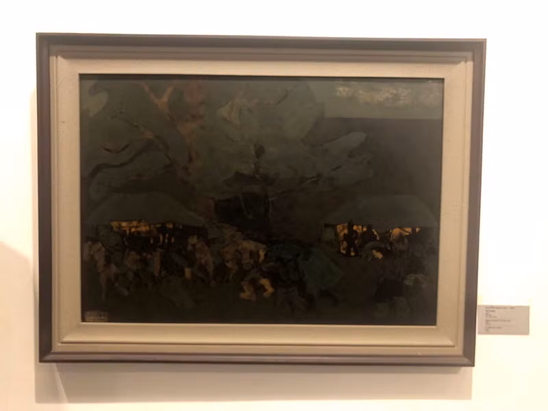 Bức "Trú mưa" của họa sĩ Nguyễn Sáng được treo tại Bảo tàng Mỹ thuật Việt Nam.