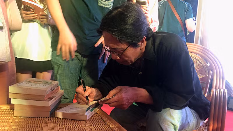 Nhà văn Nguyễn Ngọc Tiến ký sách cho bạn đọc.