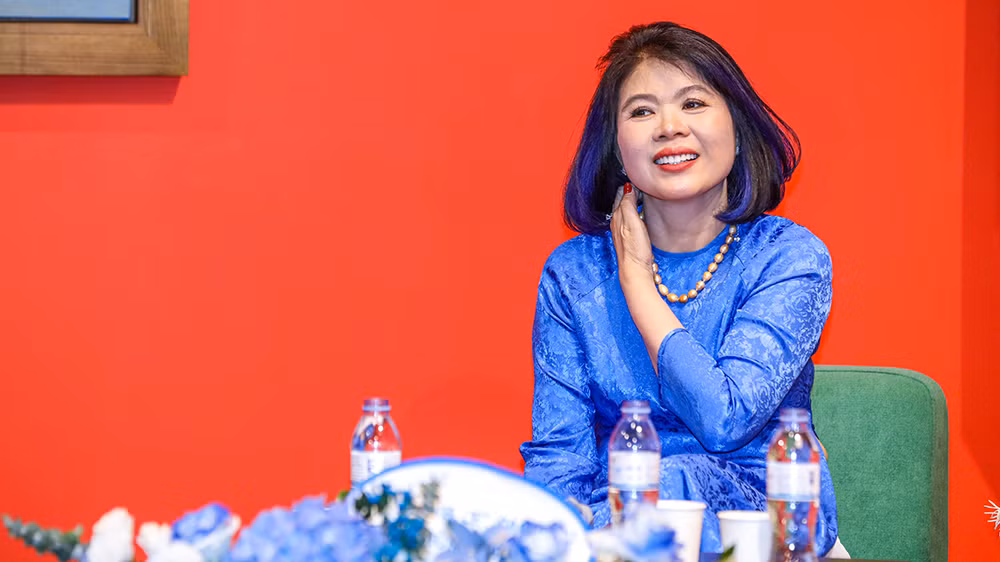 Nhà thơ Như Bình tại buổi ra mắt các tác phẩm.