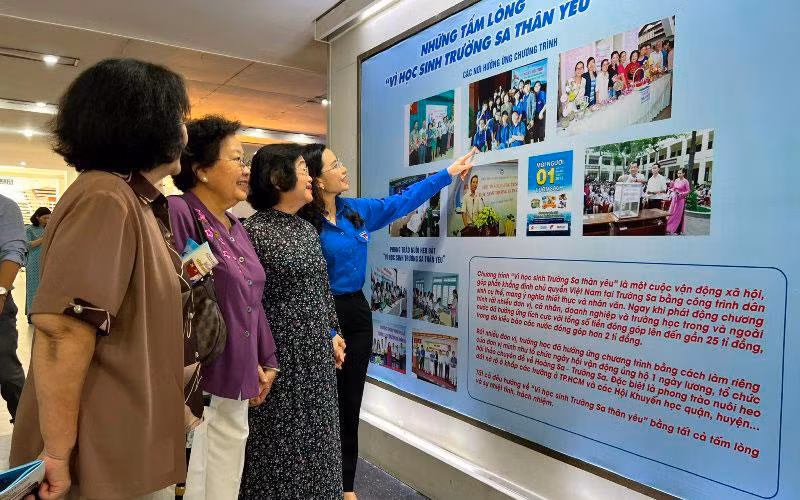 Các đại biểu xem triển lãm “Hành trình 10 năm vì Hoàng Sa-Trường Sa thân yêu”. 