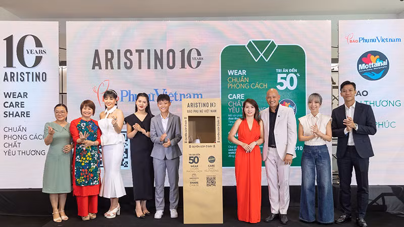 Các vị khách mời quyên góp quần áo cũ.