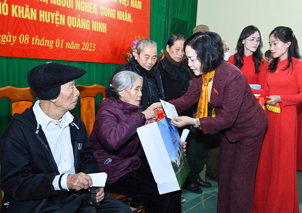 Trưởng ban Công tác đại biểu Nguyễn Thị Thanh tặng quà Tết gia đình chính sách, hộ nghèo trên địa bàn huyện Quảng Ninh.