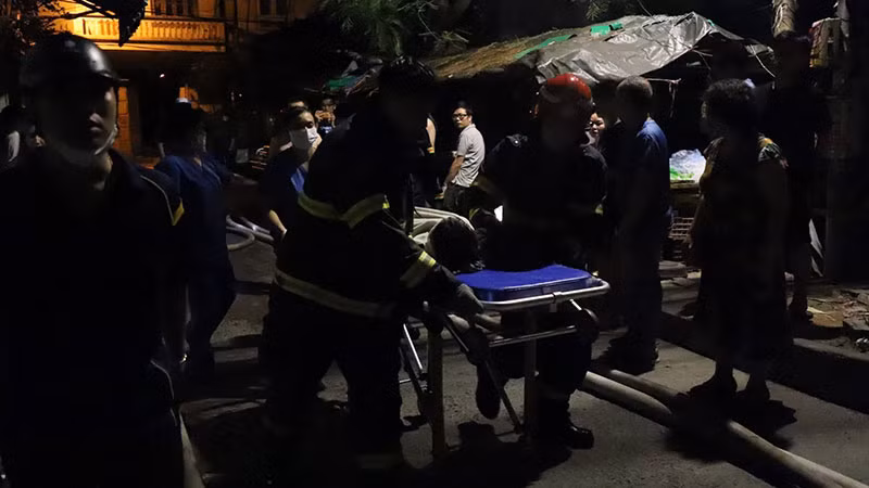 Nạn nhân được đưa đi cấp cứu.