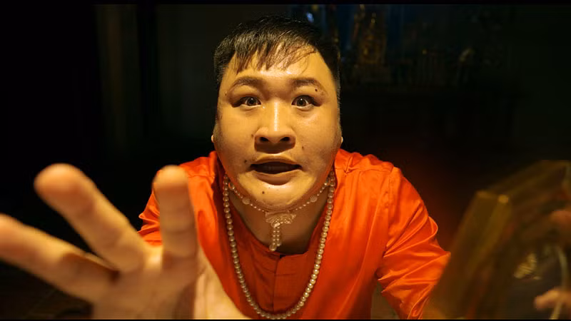 "Thiên lôi" Mạnh Dũng vào một vai đầy đe dọa nhưng vẫn gây cười.