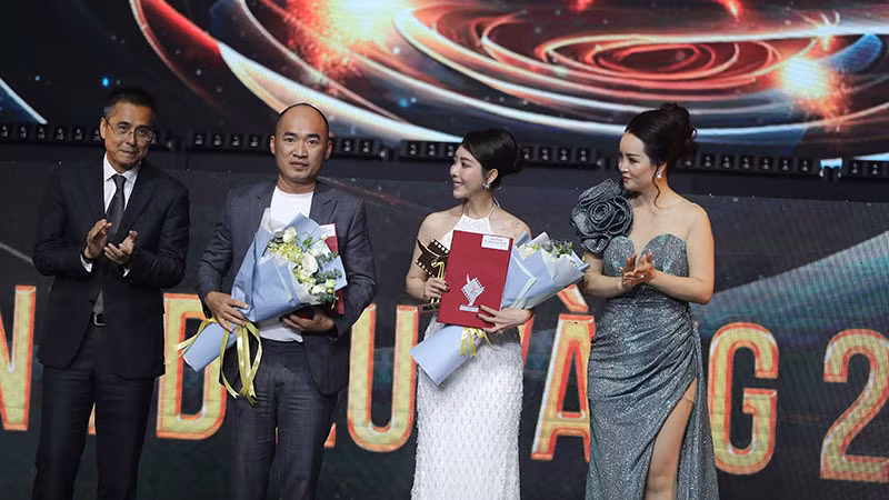 Nghệ sĩ Thu Trang và nghệ sĩ Tiến Luật nhận các giải diễn viên chính xuất sắc nhất phim truyện điện ảnh. (Tiến Luật nhận giải thay cho diễn viên Thái Hòa vắng mặt)