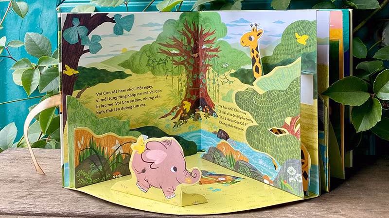 Sách được trình bày như một sân khấu nhỏ.