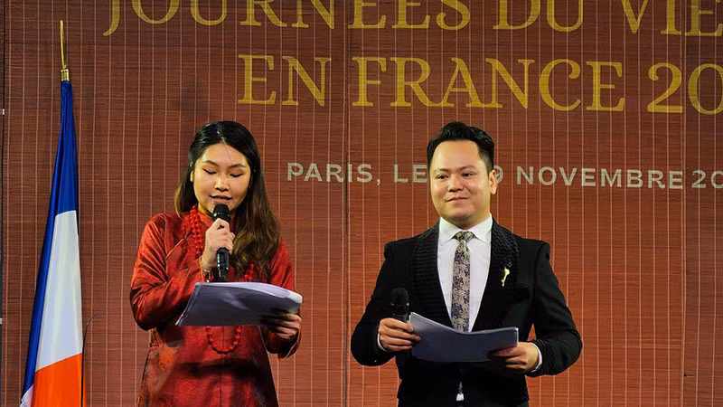 Thanh Phong dẫn chương trình cùng MC.