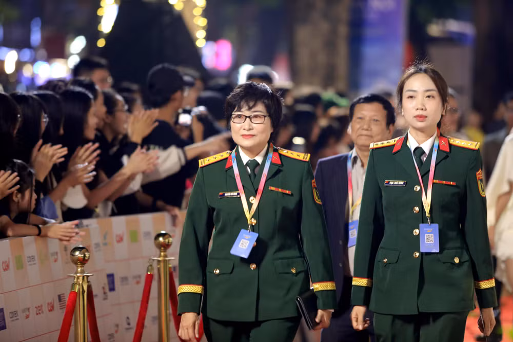 Các nghệ sĩ, nhà làm phim quân đội dự Liên hoan phim.