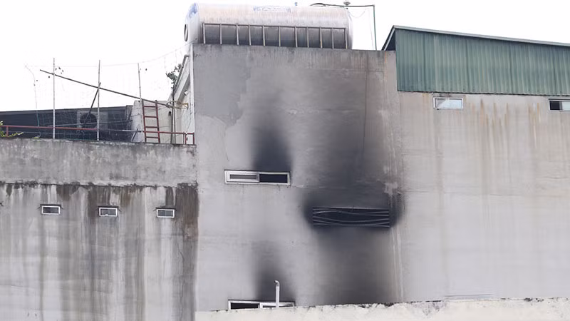 Tòa chung cư mini bị cháy nhìn từ phía sau.