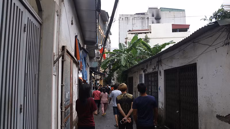 Vụ cháy khiến những người ở khu vực chung quanh bàng hoàng.