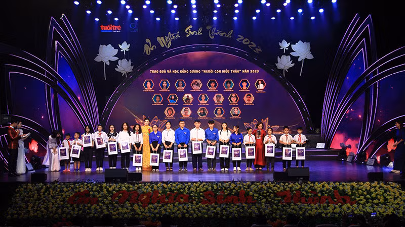 Trao học bổng cho các học sinh nghèo hiếu học.