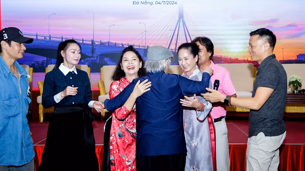 Đạo diễn, NSND Đặng Nhật Minh trong vòng tay các nghệ sĩ, nhà làm phim...