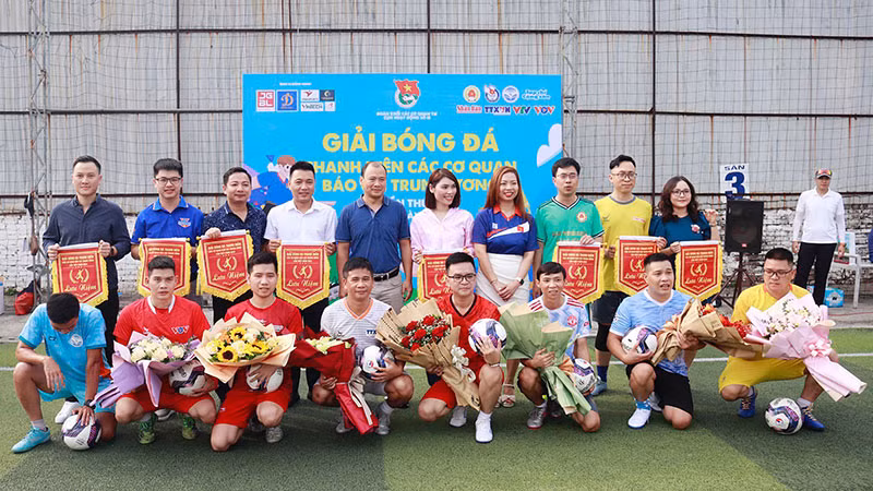 Tại lễ khai mạc, đồng chí Lê Hải Bình, Ủy viên dự khuyết Trung ương Đảng, Phó Trưởng Ban Tuyên giáo Trung ương trao hoa và cờ lưu niệm tặng đại diện các cơ quan tham gia.